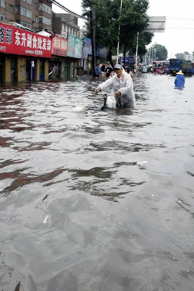 Ein Chinesischer Mann Geht Durch Eine Überflutete Straße Changchun Nordost — Stockfoto