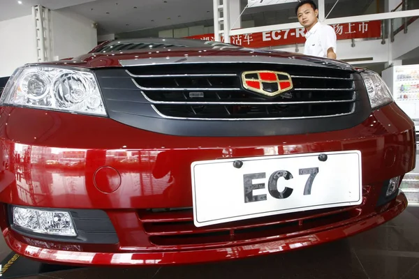 Comprador Carro Chinês Olha Para Geely Emgrand Ec7 Uma Concessionária — Fotografia de Stock