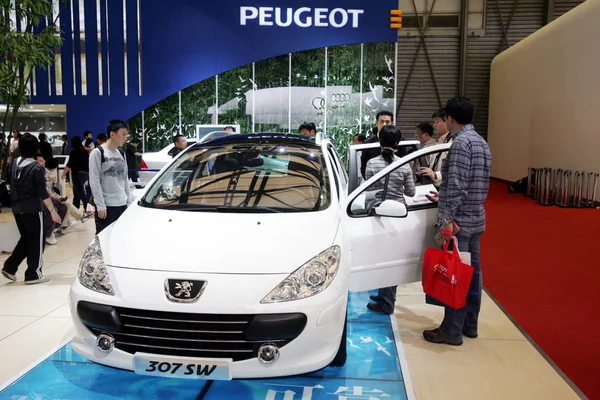 Visitatori Guardano Una Peugeot 307 Durante Una Fiera Automobilistica Shanghai — Foto Stock