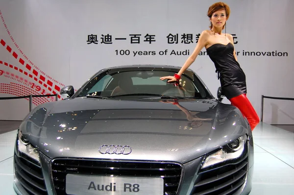 Een Model Poses Met Een Audi Tijdens Een Auto Show — Stockfoto