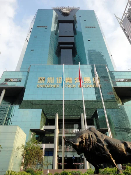 Rzeźba Byka Jest Zdjęciu Przed Shenzhen Stock Exchange Mieście Shenzhen — Zdjęcie stockowe