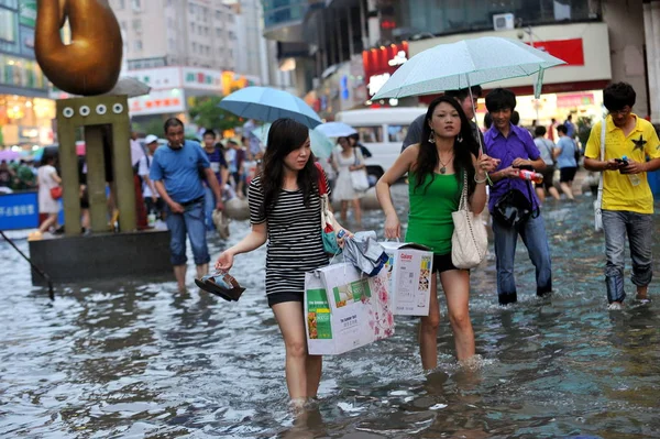 Anwohner Gehen Durch Eine Überflutete Straße Hefei Provinz Anhui Ostchina — Stockfoto