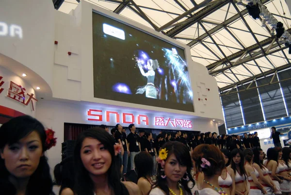 Showgirls Позируют Перед Стендом Shanda Interactive Entertainment Ltd Snda Родителя — стоковое фото
