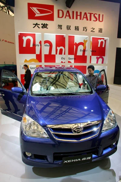 Bestand Bezoekers Proberen Een Daihatsu Xenia Tijdens Auto Shanghai 2007 — Stockfoto