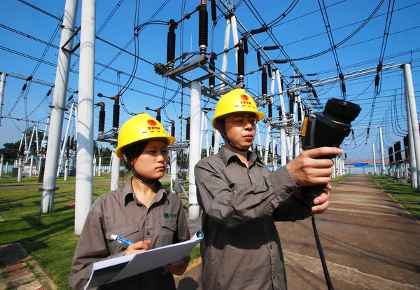 Electricistas Chinos Comprueban Temperatura Del Dispositivo Eléctrico Una Estación Transformadora — Foto de Stock