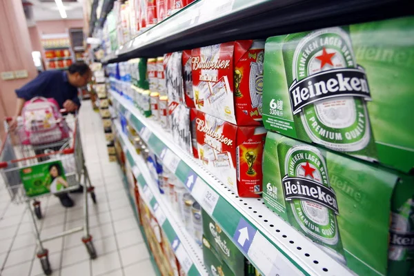 Kinesiska Kundaffärer För Bredvid Heineken Och Budweiser Beer Stormarknad Shanghai — Stockfoto