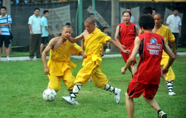Jovens Monges Chineses Templo Shaolin Tagou Wushu Escola Competir Com — Fotografia de Stock