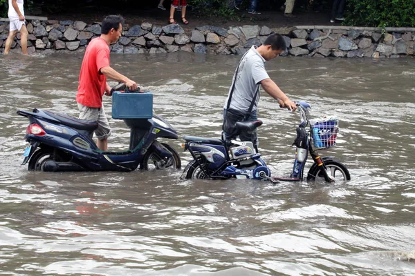 Moradores Locais Com Suas Motocicletas Caminham Água Inundação Shenyang Nordeste — Fotografia de Stock