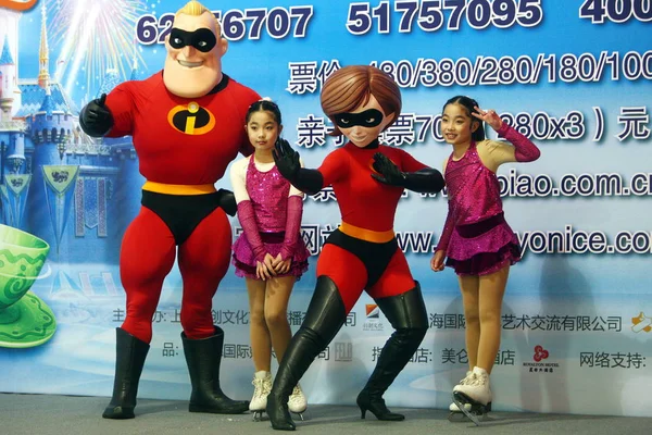 Дві Молоді Дівчата Ставлять Персонажами Суперсімейка Прес Конференції Льоду Шоу — стокове фото