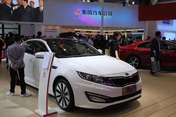 Látogatók Látható Stand Dongfeng Motor Alatt Egy Auto Show Ban — Stock Fotó