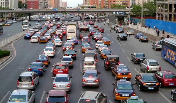 Massas Carros São Vistos Dirigindo Uma Rua Durante Engarrafamento Pequim — Fotografia de Stock