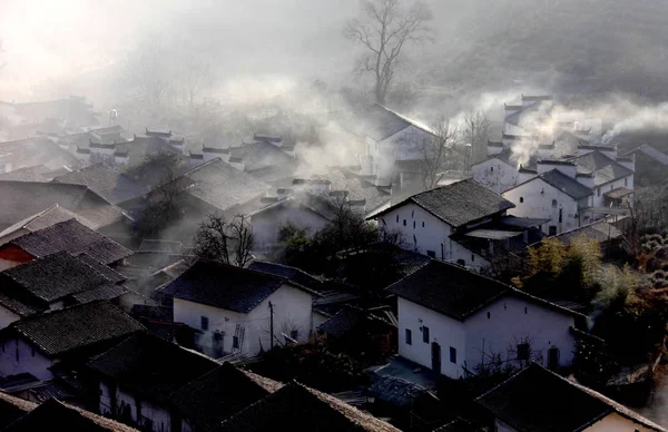 Blick Auf Wohnhäuser Nebel Morgen Shicheng Kreis Wuyuan Stadt Shangrao — Stockfoto