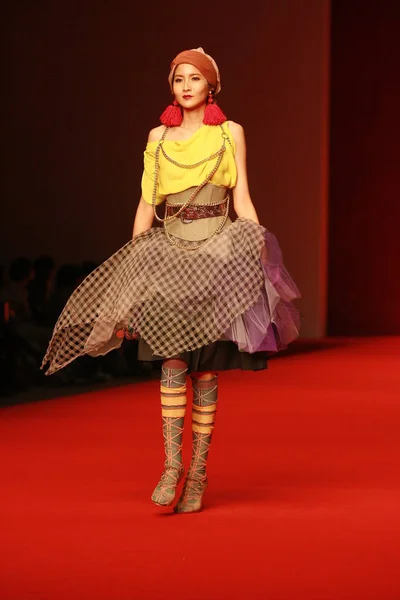 Una Modelo Presenta Una Creación Diseñadora Británica Vivienne Westwood Durante —  Fotos de Stock