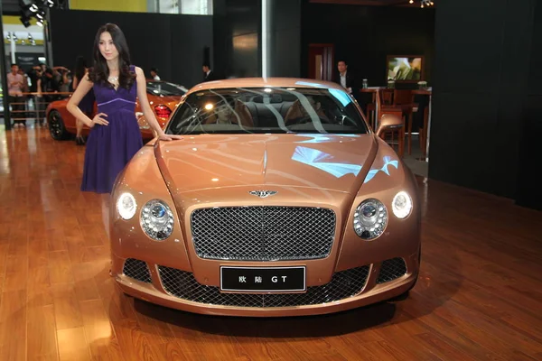 Modelo Posa Por Carro Bentley Durante 9Th China Guangzhou International — Fotografia de Stock