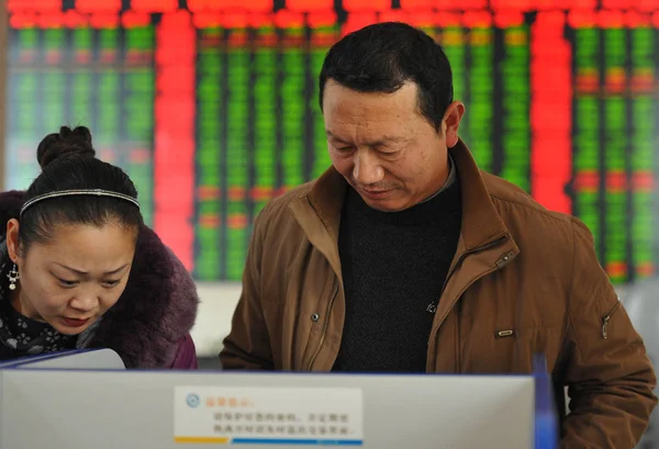 Investidores Chineses Olhar Para Preços Das Ações Verde Para Queda — Fotografia de Stock