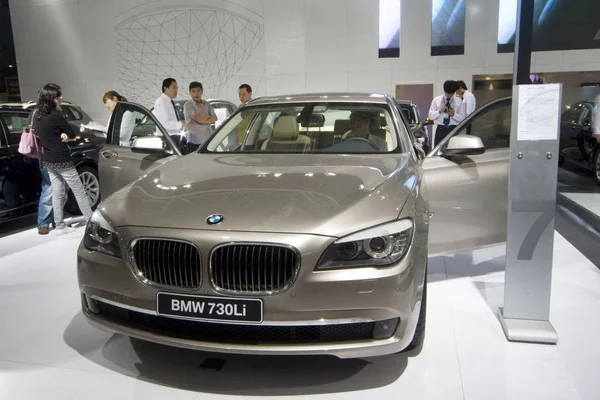 Návštěvníci Při Autoshow Jinan City Východní Chinas Shandong Nacházejí Bmw — Stock fotografie