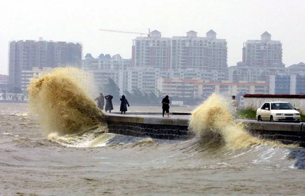 Lokalbefolkningen Står Nära Böljande Havet Orsakad Typhoon Chanthu Haikou Södra — Stockfoto