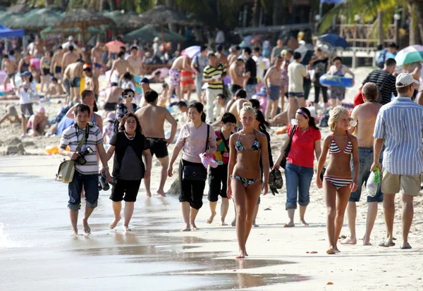 관광객은 사우스 하이난 2010 해변에서 재미를가지고 — 스톡 사진