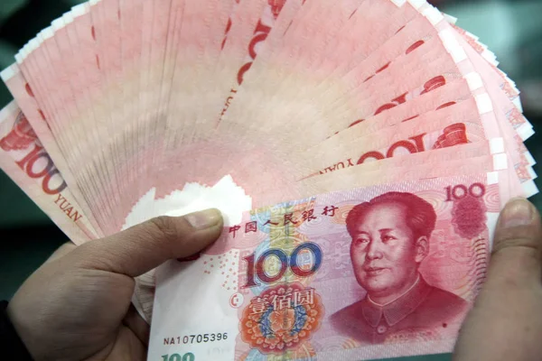 Impiegato Cinese Conta Banconote Rmb Renminbi Yuan Presso Una Banca — Foto Stock