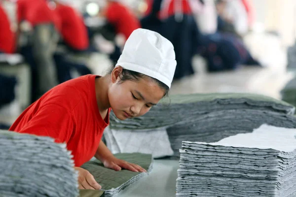 女性の中国の工場労働者が淮北 Qiuyan 工業と貿易有限公司 2008 日東中国安徽省淮北市の縫製工場で 米国に輸出される服を作り — ストック写真