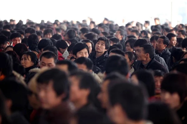 Menschenmassen Stehen Während Des Ansturms Auf Das Frühlingsfest Shanghai China — Stockfoto