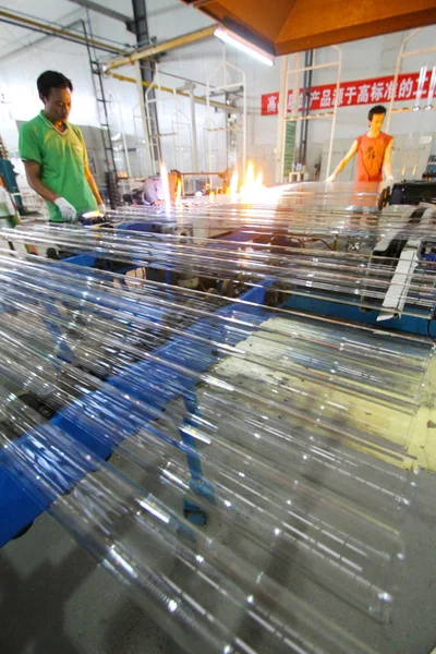 Китайские Рабочие Производят Солнечные Лампы Заводе Himin Solar Corporation Городе — стоковое фото