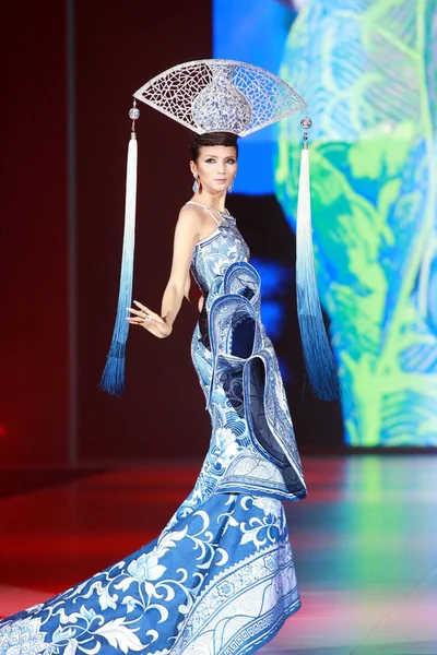 Modell Felvonulások Megmutatni Teremtés Által Kínai Divat Desinger Guo Pei — Stock Fotó