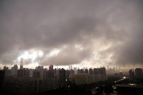 Ciężkie Chmury Spowodowane Przez Typhoon Chanthu Zebrać Nad Miastem Shenzhen — Zdjęcie stockowe