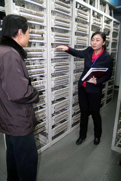 Chinese Staff Check Servers Center Xingtai North Chinas Hebei Province — Stock Photo, Image