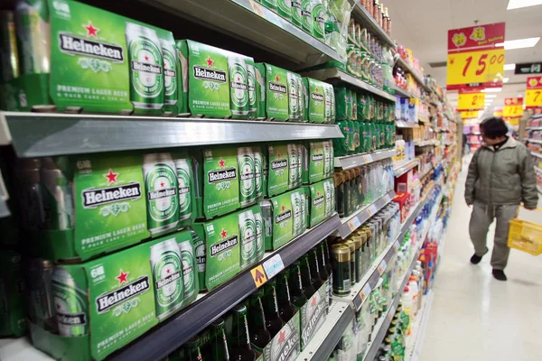 Widok Puszek Heineken Supermarkecie Szanghaju Chiny Marzec 2011 — Zdjęcie stockowe
