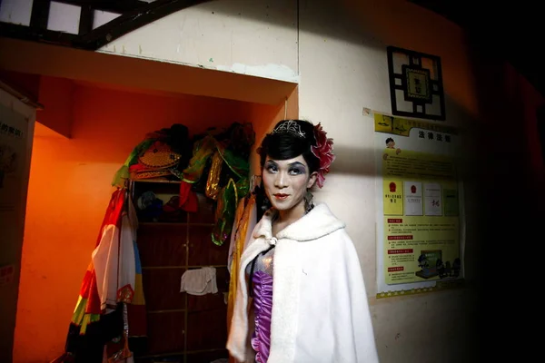 中国のゲイエンターテイナーXiao Wuは 昆明市のゲイバーで演奏するのを待っています 昆明市 南西中国雲南省 2009年11月27日 — ストック写真