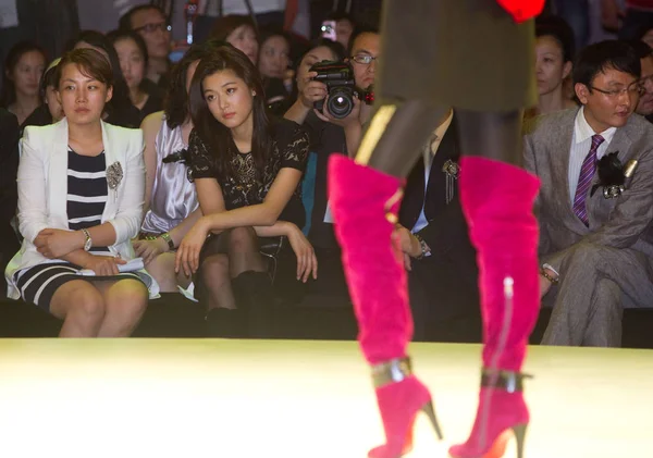 Güney Koreli Oyuncu Jeon Yeon Bir Defile Için Bir Ayakkabı — Stok fotoğraf