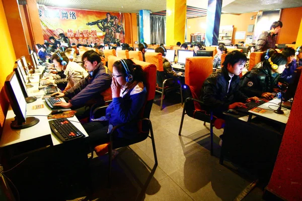 2010年1月15日 中国网民在中国东部安徽省富阳市的一家网吧玩网络游戏 — 图库照片