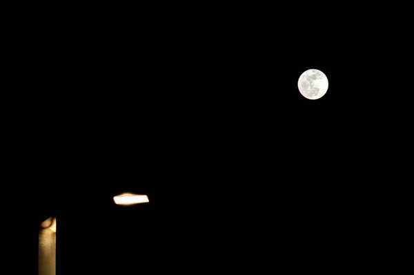 满月出现在北京的天空 星期六 2010年1月30日 — 图库照片