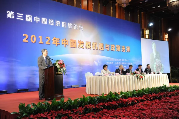 中国央行中国人民银行行长周小川 5日在中国北京举行的经济论坛上发表讲话 — 图库照片