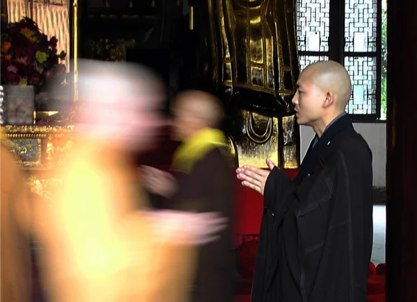 Patrulla Monjes Chinos Durante Una Ceremonia Templo Zhaojue Ciudad Chengdu — Foto de Stock