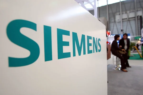 Arkiv Personal Samtal Med Besökare Monter Siemens Utställning Shanghai Kina — Stockfoto