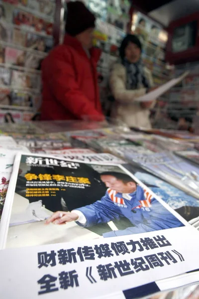 Tygodniowe Czasopismo Century Jest Postrzegane Sprzedaż Kiosku Szanghaju Chiny Styczeń — Zdjęcie stockowe