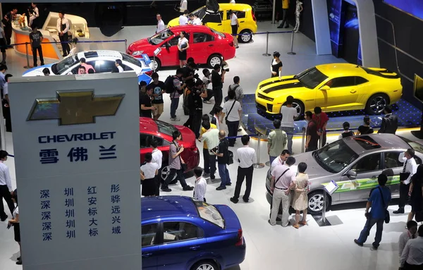 Besökare Ses Montern Chevrolet Utställning Shenzhen Södra Chinas Guangdongprovinsen Juni — Stockfoto