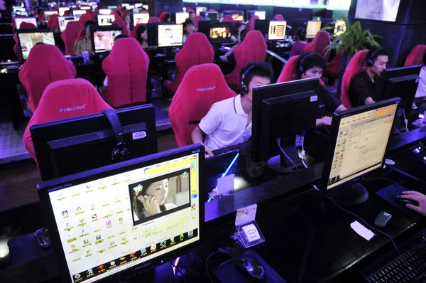 Funcionários Chineses Foxconn Navegam Internet Café Fábrica Shenzhen Grupo Tecnologia — Fotografia de Stock