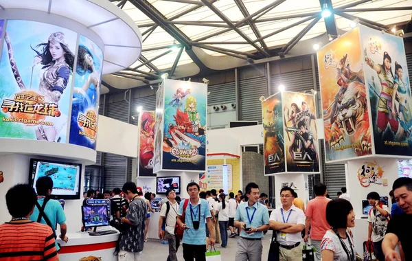 Visitors Walk Advertisements Online Games 8Th China Digital Entertainment Expo — Stock Photo, Image