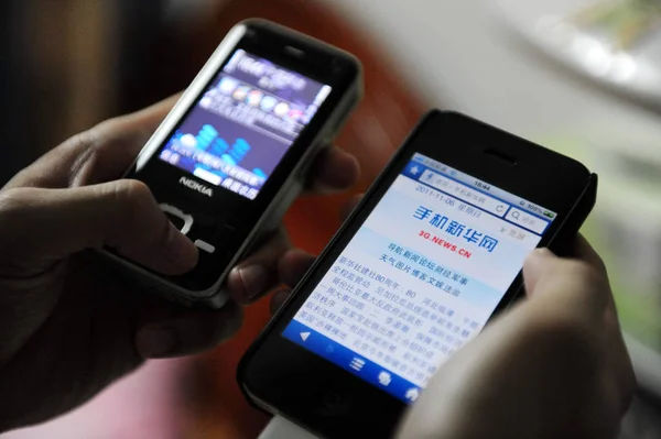 Usuario Chino Teléfonos Móviles Navega Por Las Noticias Línea Sus — Foto de Stock
