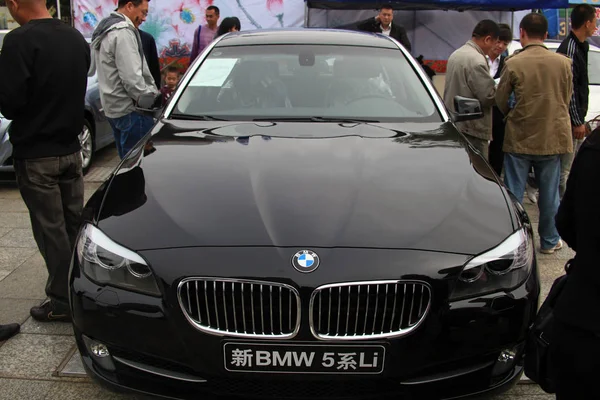 Los Visitantes Chinos Miran Bmw Serie Coche Durante Una Exposición — Foto de Stock