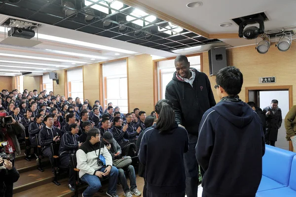 引退したコンゴのNba選手ディケンベ ムトンボは 2011年12月13日 上海の上海南西ワイユー中学校を訪問中に 中国の若い学生と出会う — ストック写真