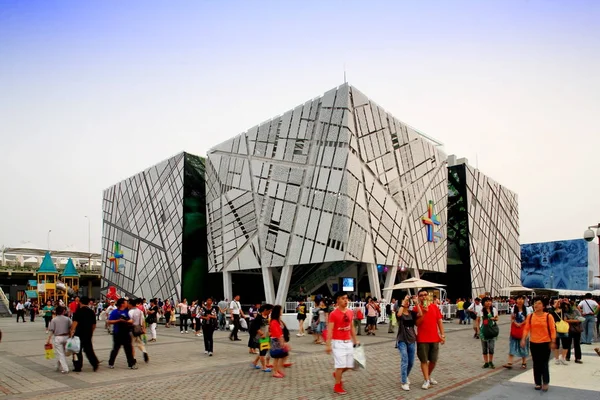 Les Visiteurs Passent Devant Pavillon Suède Dans Parc Exposition Universelle — Photo