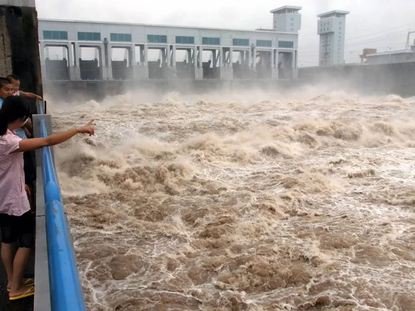 Inundações Jorram Barragem Gezhouba Yichang Província Central Chinas Hubei Julho — Fotografia de Stock