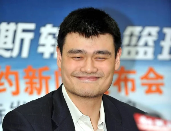 Китайская Баскетбольная Суперзвезда Мин Новый Владелец Баскетбольного Клуба Shanghai Sharks — стоковое фото
