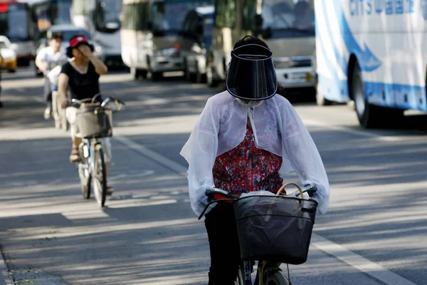 Cyclist Wearing Mask Covering Her Arms Shawl Rides Scorching Sunshine — Stock Photo, Image