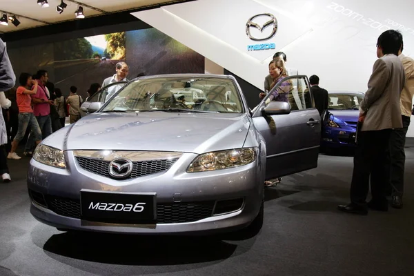 Látogatók Nézd Meg Mazda 13Th Shanghai Nemzetközi Autóipar Kiállítás Ismert — Stock Fotó
