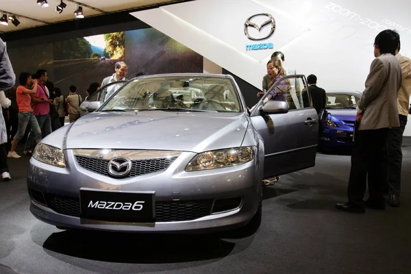 Visitantes Olhar Para Mazda 13Th Shanghai International Automobile Industry Exhibition — Fotografia de Stock